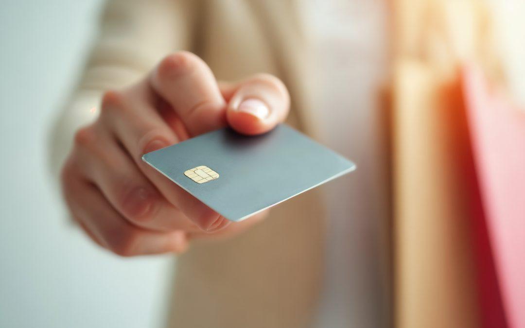 ¿Qué es una tarjeta revolving y cómo funciona? Descubre cómo te afecta